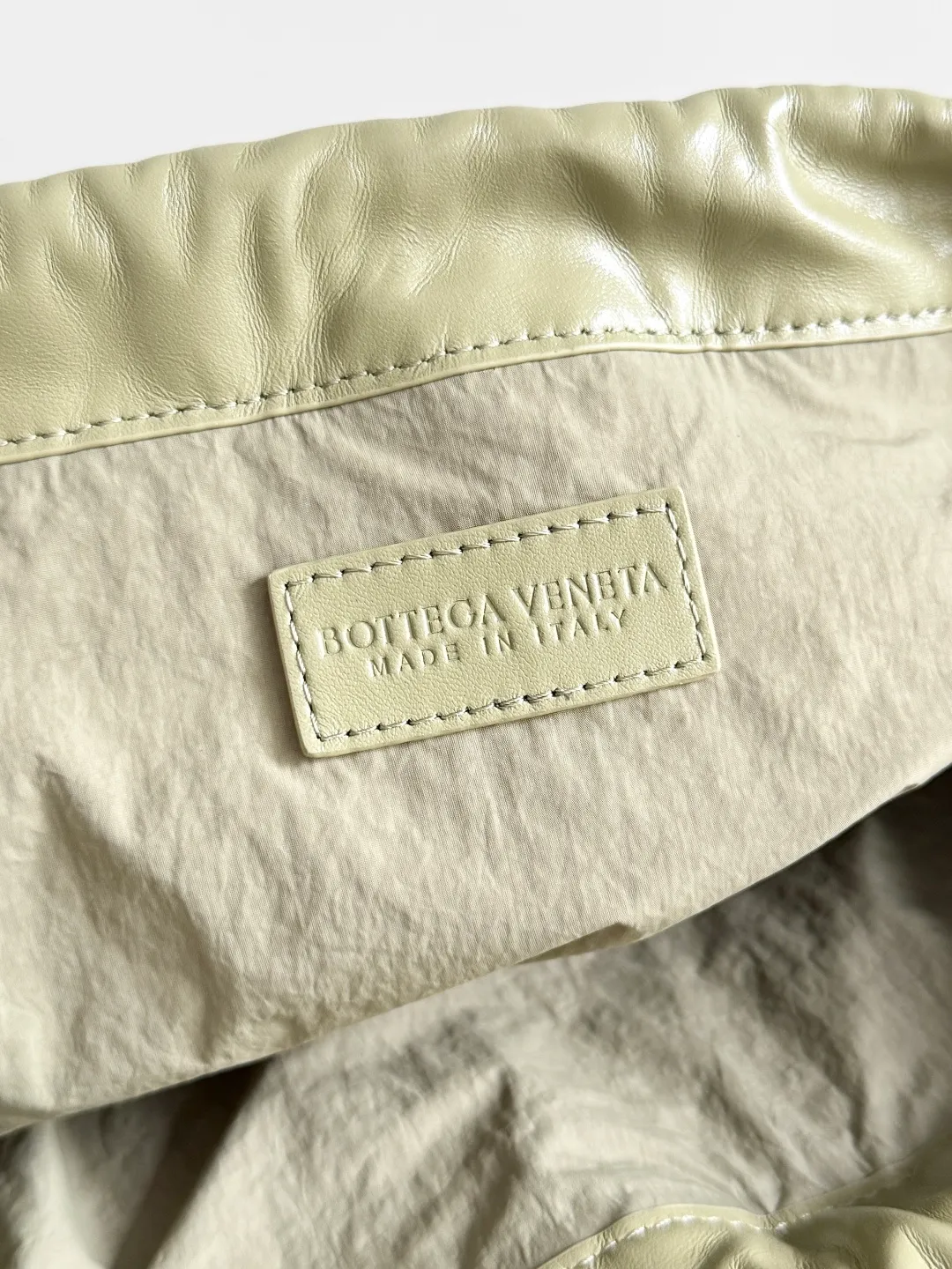Batch 1560 Armpit bags have become a fashionable item that every girl has in their hands in recent years🛍️. The elegant and simple style has won the love of many people of different ages. However, there is an unavoidable trouble with armpit bags, that is, the capacity is too small, and BOTTEGA VENETA’s new Dustbag Considering people's travel needs, the capacity of garbage bags has been greatly upgraded. Folding umbrellas, water cups, and girls' makeup powder and lipstick can all be accommodated. It is very light and resistant to dirt. Even if you have a lot of things when traveling, it can reduce the burden to a certain extent. The shoulder straps are buckled and can be changed at will. It can be used for hand holding or as the liner of a large bag. After the drawstring is drawn, it looks like a cloud bag. It is very suitable for concave styling when traveling in summer🙋🏻‍♀️ Style number: 796728 Size: 32*23*1cm